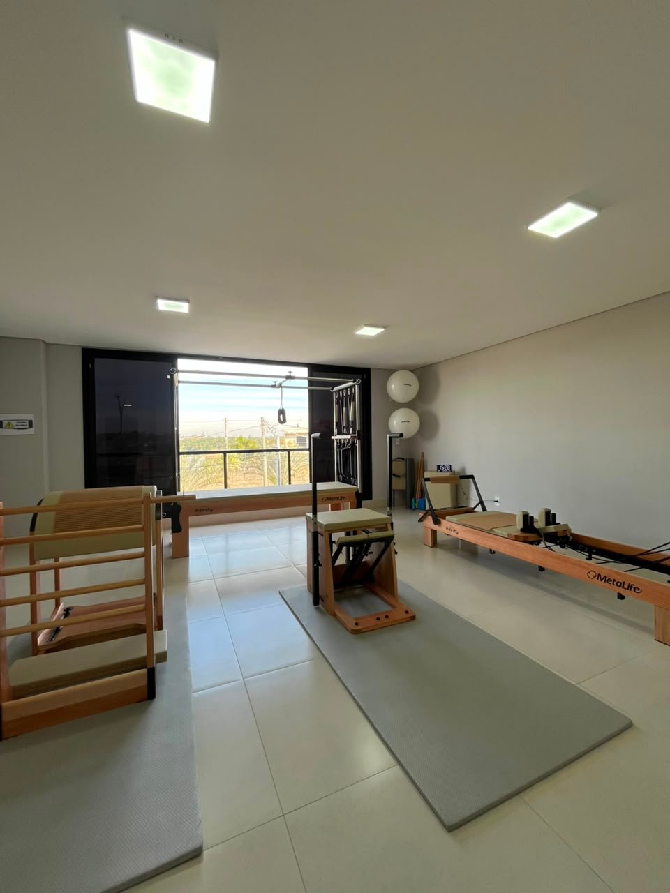 Sala do estúdio de Pilates com luz natural, Swiss Park