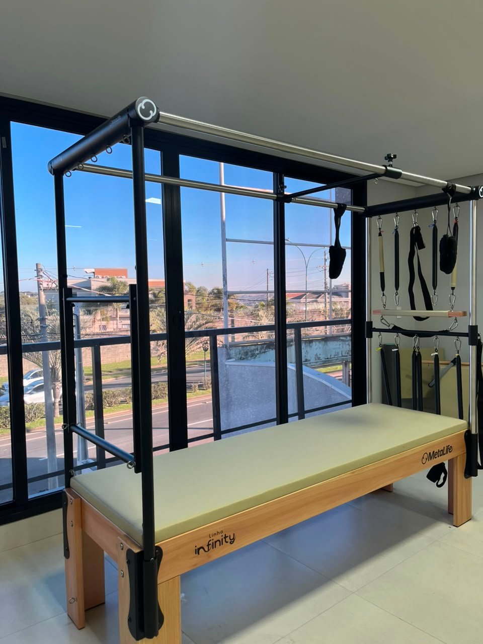Aparelhos de Pilates junto à janela com vista, estúdio Swiss Park